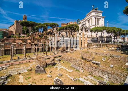 Roma, Italia - Juny, 2021: I turisti camminano lungo Via dei fori Imperiali a Roma, Italia. Via dei fori Imperiali collega il Colosseo e Piazza Ven Foto Stock