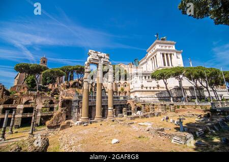 Roma, Italia - Juny, 2021: I turisti camminano lungo Via dei fori Imperiali a Roma, Italia. Via dei fori Imperiali collega il Colosseo e Piazza Ven Foto Stock