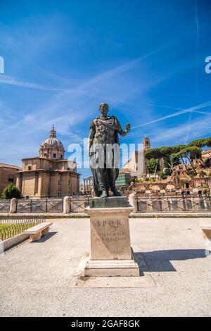 Roma, Italia - Juny, 2021: I turisti camminano lungo Via dei fori Imperiali a Roma, Italia. Via dei fori Imperiali collega il Colosseo e Piazza Ven Foto Stock