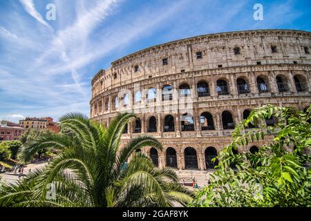 Roma, Italia - Giugno, 2021: L'antico Colosseo romano è una delle principali destinazioni di viaggio in Europa. I turisti visitano il Colosseo in estate. Foto Stock