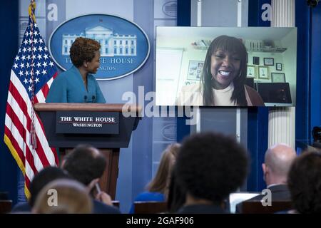 Washington DC, Stati Uniti. 30 luglio 2021. Vanessa Tyler, una reporter con Black Information Network, sembra essere muto sul suo computer quando cerca di porre domande durante un briefing con la stampa con il vice segretario alla stampa della White House Principal Karine Jean-Pierre alla Casa Bianca a Washington, DC, venerdì 30 luglio 2021. Foto di Sarah Silbiger/UPI Credit: UPI/Alamy Live News Foto Stock