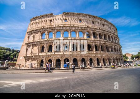 Roma, Italia - Giugno, 2021: L'antico Colosseo romano è una delle principali destinazioni di viaggio in Europa. I turisti visitano il Colosseo in estate. Foto Stock
