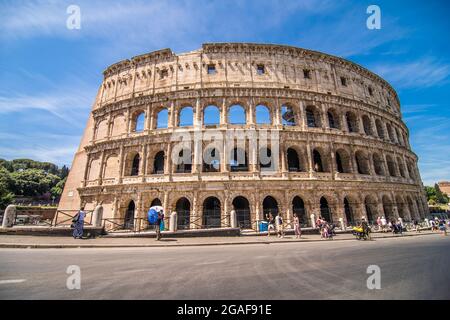 Roma, Italia - Giugno, 2021: L'antico Colosseo romano è una delle principali destinazioni di viaggio in Europa. I turisti visitano il Colosseo in estate. Foto Stock