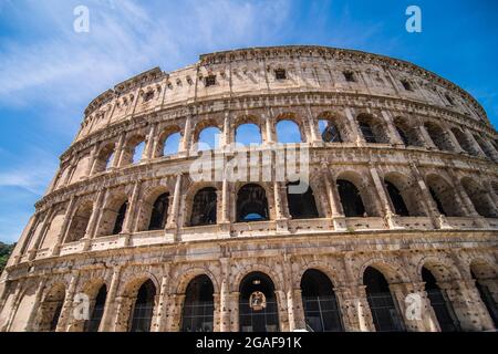 Roma, Italia - Giugno, 2021: L'antico Colosseo romano è una delle principali destinazioni di viaggio in Europa. I turisti visitano il Colosseo in estate. Foto Stock