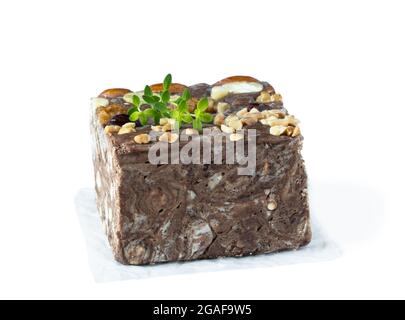 scerbet di cioccolato fatto a mano con noci isolate su sfondo bianco Foto Stock