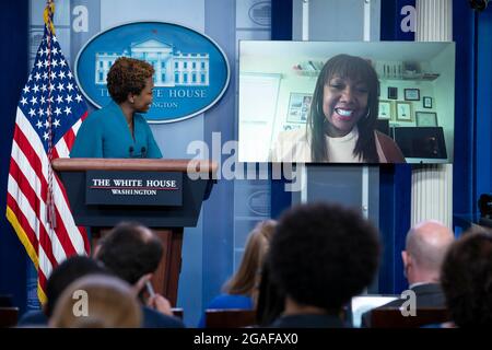 Washington, Stati Uniti. 30 luglio 2021. Vanessa Tyler, una reporter con Black Information Network, sembra essere muto sul suo computer quando cerca di porre domande durante un briefing con la stampa con il vice segretario alla stampa della White House Principal Karine Jean-Pierre alla Casa Bianca a Washington, DC, venerdì 30 luglio 2021. Photo by Sarah Silbiger/Pool/Sipa USA Credit: Sipa USA/Alamy Live News Foto Stock