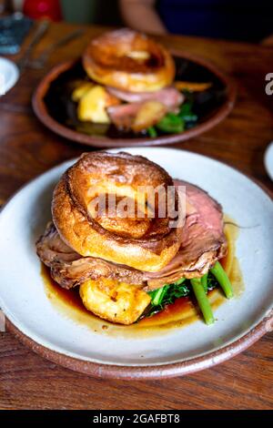 Costolette arrosto di manzo della Cornovaglia con budino dello Yorkshire al pub Gurnard's Head, Zennor, Cornovaglia, Regno Unito Foto Stock