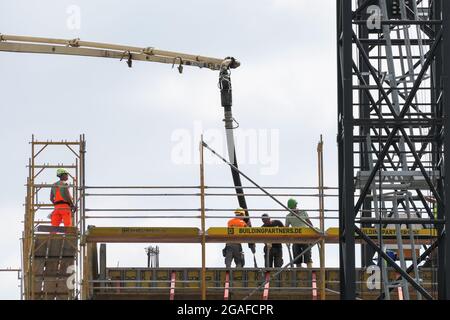 Berlino, Germania. 30 luglio 2021. I lavoratori lavorano in un cantiere a Berlino, capitale della Germania, il 30 luglio 2021. Il prodotto interno lordo (PIL) della Germania è aumentato del 1.5% nel secondo trimestre (Q2) di quest'anno rispetto al trimestre precedente, ha dichiarato venerdì l'Ufficio federale di statistica (Destatis). Credit: Stefan Zeitz/Xinhua/Alamy Live News Foto Stock