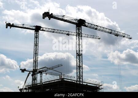 Berlino, Germania. 30 luglio 2021. Le gru sono visibili in un cantiere a Berlino, capitale della Germania, il 30 luglio 2021. Il prodotto interno lordo (PIL) della Germania è aumentato del 1.5% nel secondo trimestre (Q2) di quest'anno rispetto al trimestre precedente, ha dichiarato venerdì l'Ufficio federale di statistica (Destatis). Credit: Stefan Zeitz/Xinhua/Alamy Live News Foto Stock