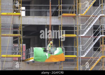 Berlino, Germania. 30 luglio 2021. Un lavoratore lavora in un cantiere a Berlino, capitale della Germania, il 30 luglio 2021. Il prodotto interno lordo (PIL) della Germania è aumentato del 1.5% nel secondo trimestre (Q2) di quest'anno rispetto al trimestre precedente, ha dichiarato venerdì l'Ufficio federale di statistica (Destatis). Credit: Stefan Zeitz/Xinhua/Alamy Live News Foto Stock