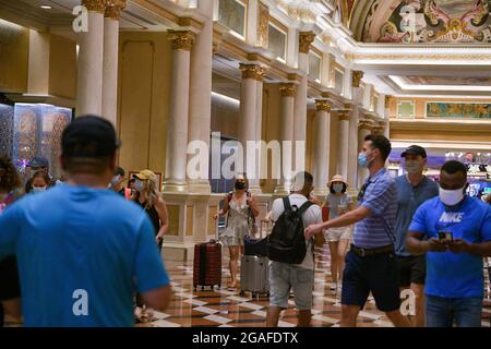 Las Vegas, Stati Uniti. 30 luglio 2021. Las Vegas NV - : il turista obbedisce al mandato della maschera interna al Venetian Resort Las Vegas a Las Vegas, NV il 30 luglio 2021. Credit: DeeCee carter/MediaPunch Credit: MediaPunch Inc/Alamy Live News Foto Stock