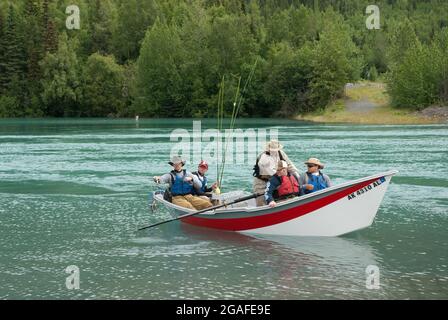 Pesca del salmone del fiume Kenai su una barca, Alaska Foto Stock
