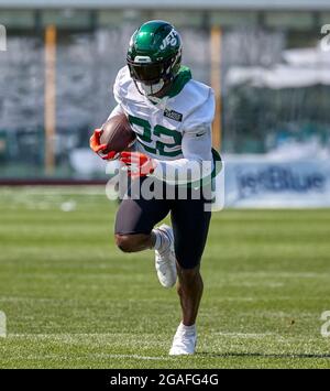 New Jersey, Stati Uniti. 30 luglio 2021. 30 luglio 2021, Florham Park, New Jersey, USA: New York Jets che corrono indietro l'mical Perine (22) durante la pratica presso l'Atlantic Health Jets Training Center, Florham Park, New Jersey. Duncan Williams/CSM Credit: CAL Sport Media/Alamy Live News Foto Stock