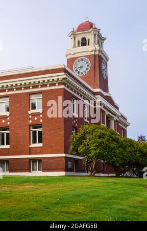 Port Angeles, WA, USA - 27 luglio 2021; il tribunale della contea di Clallam nella città settentrionale della penisola olimpica di Port Angeles in una mattina estiva Foto Stock