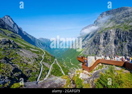 La Troll Road si trova nella Norvegia occidentale ed è un capolavoro di costruzione di strade Foto Stock