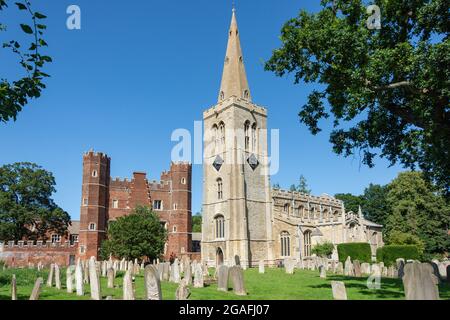 Chiesa di Santa Maria e Buckden Towers, Church Street, Buckden, Cambridgeshire, Inghilterra, Regno Unito Foto Stock