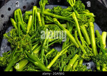 Bel barbecue con broccolini freschi su una griglia di carbone Foto Stock
