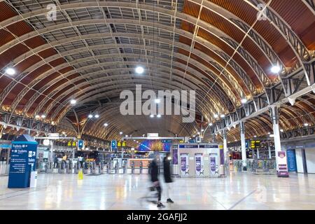 All'interno della stazione di Paddington, tetto in ferro battuto, Londra, Inghilterra, Regno Unito, Luglio 2021 Foto Stock