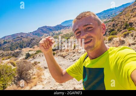 Turista escursionista russo e viaggiatore del mondo sulla strada per Faliraki su Rodi Grecia. Foto Stock