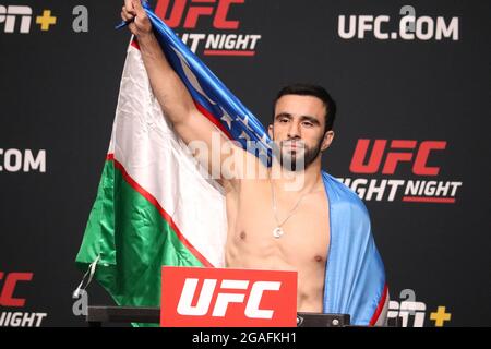Las Vegas, Stati Uniti. 30 luglio 2021. LAS VEGAS, NV - 30 LUGLIO: Zarrukh Adashev pone in scala durante la UFC Vegas 33: Hall vs Strickland Weigh-in a UFC Apex il 30 luglio 2021 a Las Vegas, Nevada, Stati Uniti. (Foto di Diego Ribas/PxImages) Credit: PX Images/Alamy Live News Foto Stock
