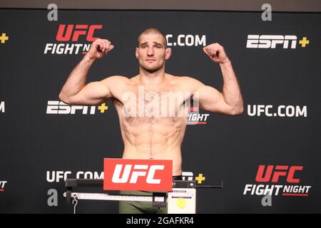 Las Vegas, Stati Uniti. 30 luglio 2021. LAS VEGAS, NV - 30 LUGLIO: Sean Strickland si pone sulla scala durante la UFC Vegas 33: Hall vs Strickland Weigh-in a UFC Apex il 30 luglio 2021 a Las Vegas, Nevada, Stati Uniti. (Foto di Diego Ribas/PxImages) Credit: PX Images/Alamy Live News Foto Stock