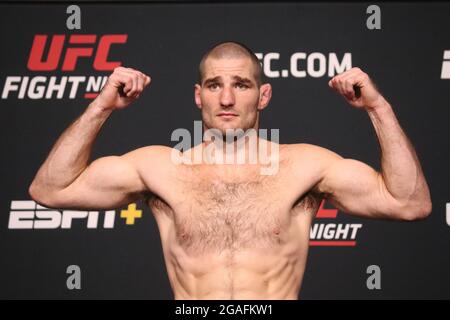 Las Vegas, Stati Uniti. 30 luglio 2021. LAS VEGAS, NV - 30 LUGLIO: Sean Strickland si pone sulla scala durante la UFC Vegas 33: Hall vs Strickland Weigh-in a UFC Apex il 30 luglio 2021 a Las Vegas, Nevada, Stati Uniti. (Foto di Diego Ribas/PxImages) Credit: PX Images/Alamy Live News Foto Stock