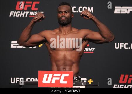 Las Vegas, Stati Uniti. 30 luglio 2021. LAS VEGAS, NV - 30 LUGLIO: Uriah Hall si pone sulla scala durante la UFC Vegas 33: Hall vs Strickland Weigh-in a UFC Apex il 30 luglio 2021 a Las Vegas, Nevada, Stati Uniti. (Foto di Diego Ribas/PxImages) Credit: PX Images/Alamy Live News Foto Stock