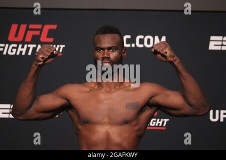 Las Vegas, Stati Uniti. 30 luglio 2021. LAS VEGAS, NV - 30 LUGLIO: Uriah Hall si pone sulla scala durante la UFC Vegas 33: Hall vs Strickland Weigh-in a UFC Apex il 30 luglio 2021 a Las Vegas, Nevada, Stati Uniti. (Foto di Diego Ribas/PxImages) Credit: PX Images/Alamy Live News Foto Stock