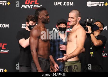 Las Vegas, Stati Uniti. 30 luglio 2021. Las Vegas, NV - 30 luglio: (L-R) Uriah Hall e Sean Strickland si affacciano durante la UFC Vegas 33: Hall vs Strickland Weigh-in al UFC Apex il 30 luglio 2021 a Las Vegas, Nevada, Stati Uniti. (Foto di Diego Ribas/PxImages) Credit: PX Images/Alamy Live News Foto Stock