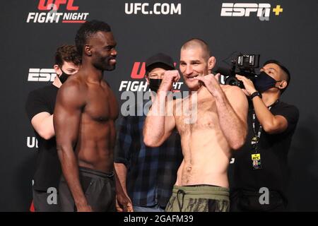 Las Vegas, Stati Uniti. 30 luglio 2021. Las Vegas, NV - 30 luglio: (L-R) Uriah Hall e Sean Strickland si affacciano durante la UFC Vegas 33: Hall vs Strickland Weigh-in al UFC Apex il 30 luglio 2021 a Las Vegas, Nevada, Stati Uniti. (Foto di Diego Ribas/PxImages) Credit: PX Images/Alamy Live News Foto Stock