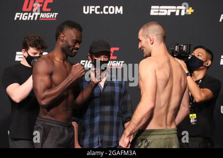 Las Vegas, Stati Uniti. 30 luglio 2021. Las Vegas, NV - 30 luglio: (L-R) Uriah Hall e Sean Strickland si affacciano durante la UFC Vegas 33: Hall vs Strickland Weigh-in al UFC Apex il 30 luglio 2021 a Las Vegas, Nevada, Stati Uniti. (Foto di Diego Ribas/PxImages) Credit: PX Images/Alamy Live News Foto Stock