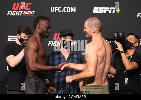 Las Vegas, Stati Uniti. 30 luglio 2021. Las Vegas, NV - 30 luglio: (L-R) Uriah Hall e Sean Strickland si affacciano durante la UFC Vegas 33: Hall vs Strickland Weigh-in al UFC Apex il 30 luglio 2021 a Las Vegas, Nevada, Stati Uniti. (Foto di Diego Ribas/PxImages) Credit: PX Images/Alamy Live News Foto Stock