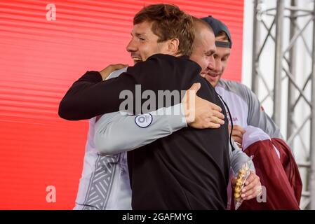 RIGA, LETTONIA. 30 luglio 2021. La squadra di pallacanestro lettone 3x3, i medalisti d'oro delle Olimpiadi di Tokyo arrivano all'aeroporto internazionale di riga Foto Stock