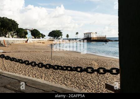 Salvador, Bahia, Brasile - 20 marzo 2021: Spiaggia di Porto da barra completamente vuota a causa della quarantena del coronavirus. Foto Stock