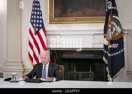 Washington DC, Stati Uniti. 30 luglio 2021. Il presidente Joe Biden fa un commento prima di un incontro con i leader cubano-americani nella Sala da pranzo di Stato della Casa Bianca a Washington, DC, venerdì 30 luglio 2021. L'incontro è stato chiamato a discutere la risposta dell'Amministrazione alle manifestazioni in corso a Cuba. Foto di Sarah Silbiger/UPI Credit: UPI/Alamy Live News Foto Stock