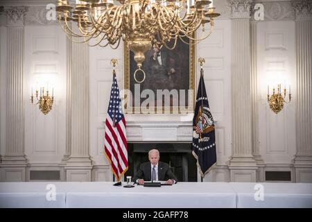 Washington DC, Stati Uniti. 30 luglio 2021. Il presidente Joe Biden fa un commento prima di un incontro con i leader cubano-americani nella Sala da pranzo di Stato della Casa Bianca a Washington, DC, venerdì 30 luglio 2021. L'incontro è stato chiamato a discutere la risposta dell'Amministrazione alle manifestazioni in corso a Cuba. Foto di Sarah Silbiger/UPI Credit: UPI/Alamy Live News Foto Stock
