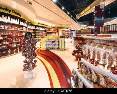 Negozio di caramelle - molte caramelle colorate con diversi tipi (varietà) di caramelle, cioccolato e dessert ad Abu Dhabi, Emirati Arabi Uniti Foto Stock