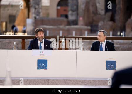 Roma, Italia. 31 luglio 2021. (210730) -- ROMA, 30 luglio 2021 (Xinhua) -- il primo ministro italiano Mario Draghi (R) e Dario Franceschini, ministro italiano della cultura, partecipano alla riunione ministeriale del Gruppo dei 20 (G20) al Colosseo di Roma, il 29 luglio 2021. Venerdì i ministri del Gruppo dei 20 paesi hanno concluso due giorni di colloqui sul ruolo della cultura nel mondo, affermando che investire in iniziative culturali può essere un motore di crescita economica sostenibile e che dovrebbero essere parte dei futuri negoziati del G20. (G20 Italia/Handout via Xinhua) Credit: Xinhua/Alamy Live News Foto Stock