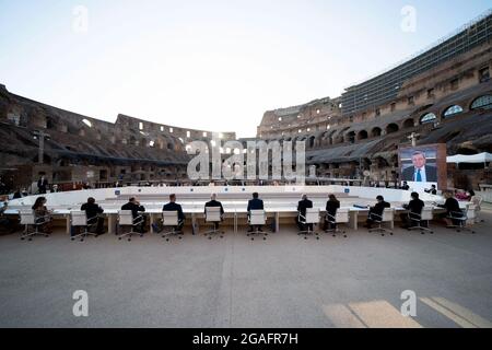 Roma, Italia. 31 luglio 2021. (210730) -- ROMA, 30 luglio 2021 (Xinhua) -- i partecipanti partecipano alla riunione ministeriale del Gruppo dei 20 (G20) al Colosseo di Roma, Italia, il 29 luglio 2021. Venerdì i ministri del Gruppo dei 20 paesi hanno concluso due giorni di colloqui sul ruolo della cultura nel mondo, affermando che investire in iniziative culturali può essere un motore di crescita economica sostenibile e che dovrebbero essere parte dei futuri negoziati del G20. (G20 Italia/Handout via Xinhua) Credit: Xinhua/Alamy Live News Foto Stock