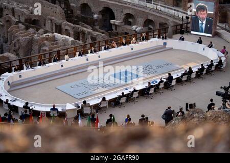 Roma, Italia. 31 luglio 2021. (210730) -- ROMA, 30 luglio 2021 (Xinhua) -- i partecipanti partecipano alla riunione ministeriale del Gruppo dei 20 (G20) al Colosseo di Roma, Italia, il 29 luglio 2021. Venerdì i ministri del Gruppo dei 20 paesi hanno concluso due giorni di colloqui sul ruolo della cultura nel mondo, affermando che investire in iniziative culturali può essere un motore di crescita economica sostenibile e che dovrebbero essere parte dei futuri negoziati del G20. (G20 Italia/Handout via Xinhua) Credit: Xinhua/Alamy Live News Foto Stock