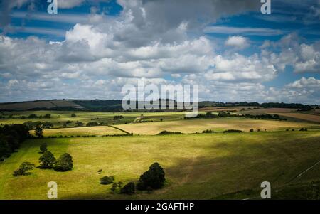 La vista da Cissbury Ring North verso Chanctonbury Ring in lontananza. Per favore date un'occhiata alle mie altre fotografie su ClickASnap o semplicemente BuyMeAC Foto Stock