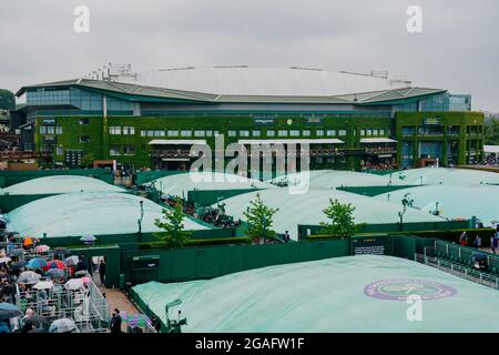 Vista generale dei campi coperti sotto la pioggia durante i Campionati di Wimbledon 2021 Foto Stock