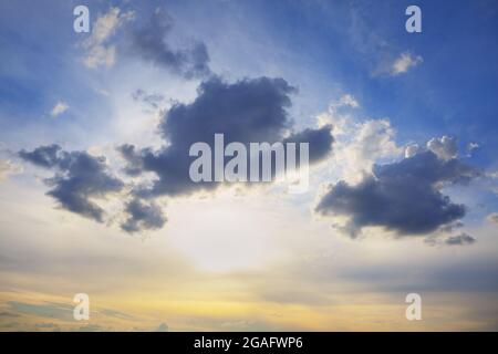 Tramonto con nuvole scure sul cielo blu Foto Stock