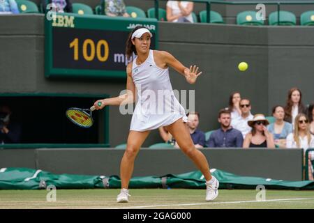 ENA Shibahara del Giappone durante il suo incontro di due Madies’ Doubles a Wimbledon Foto Stock