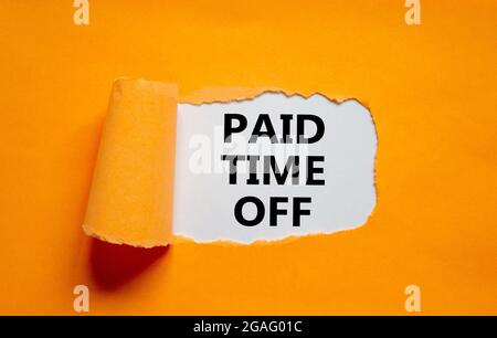 Simbolo tempo di disattivazione pagato. Le parole "tempo pagato fuori" appaiono dietro la carta arancione strappata. Bellissimo sfondo arancione. Business, concetto di time off pagato, centro benessere copia Foto Stock