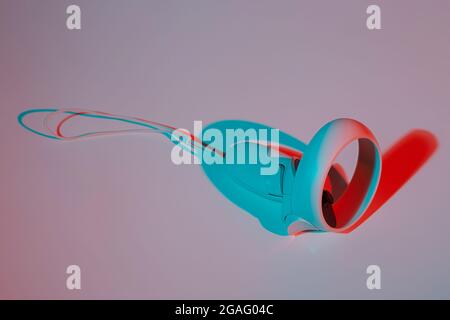 Controller di realtà virtuale per i videogame online e cloud su sfondo bianco con luce al neon. Realtà virtuale, futuro, gadget, concetto di tecnologia. Foto Stock