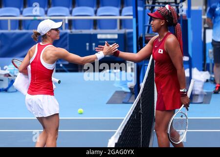 Tokyo, Giappone, 26 luglio 2021. Osaka sconfigge Golubic durante la partita femminile del Tennis Round 2 tra Naomi Osaka e Viktorija Golubic il giorno 3 dei Giochi Olimpici di Tokyo 2020 . Credit: Pete Dovgan/Speed Media/Alamy Live News Foto Stock