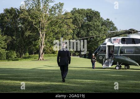 Washington, Stati Uniti. 30 luglio 2021. Il presidente Joe Biden cammina lungo il prato sud della Casa Bianca a Marine One mentre parte per un fine settimana a Camp David a Washington, DC, venerdì 30 luglio 2021. Oggi il Presidente Biden ha incontrato i Governatori per la prevenzione degli incendi e Cuba-Americani per i disordini civili. Foto di Sarah Silbiger/UPI Credit: UPI/Alamy Live News Foto Stock