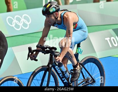 Il triatleta belga Jelle Geens ha raffigurato in azione durante la parte in moto della gara di triathlon misto a relè il nono giorno della 'Tokyo 2020 Olympic G Foto Stock