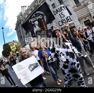 The Official Animal Rights March, Londra, 2018. Attivisti vegani che hanno marciato attraverso la capitale del Regno Unito il 25 agosto 2018, protestando contro la crudeltà animale. Foto Stock